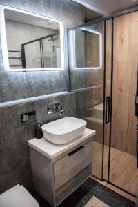 Sunlit City Loft- Prime Views