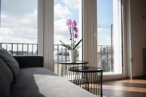 Sunlit City Loft- Prime Views