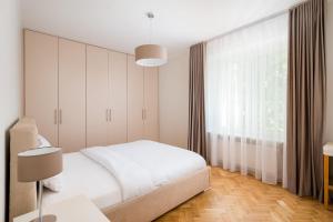 Royal Baths Bright Apartment by BookingHost