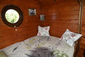 Sejours a la campagne Yourte Roulotte et Gite de la Laita : photos des chambres