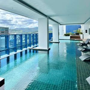 Modern Condo in 38th Park