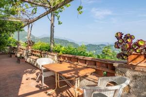 Villa with pool and sea view