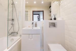 Urban Chic Apartment by Bookinghost