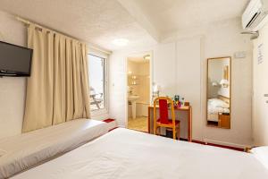 Hotels Logis Heraclee : Chambre Triple