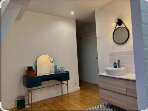 Maisons d'hotes Villa Petit Prince Etage 1 avec 3 Chambres Soleil, B-612, Renard : Chambre Double avec Salle de Bains Privative
