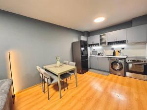 Heart of City, Steps to Beach