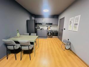 Heart of City, Steps to Beach