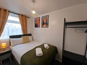 Spacious 4-Bedroom House with 2 Bathrooms Sleeps 8 Perfect for Families & Groups