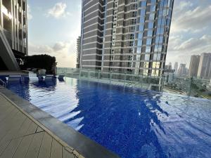 Stylish Studio Bayz Danube Burj Khalifa View Pool