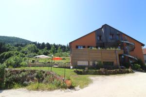 Ecogîte Saint-Prayel à Moyenmoutier, Gîte de groupe avec piscine, sauna, jeux
