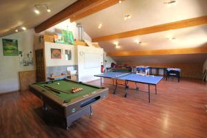 Maisons de vacances Ecogite Saint-Prayel a Moyenmoutier, Gite de groupe avec piscine, sauna, jeux : photos des chambres