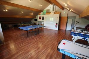 Maisons de vacances Ecogite Saint-Prayel a Moyenmoutier, Gite de groupe avec piscine, sauna, jeux : photos des chambres