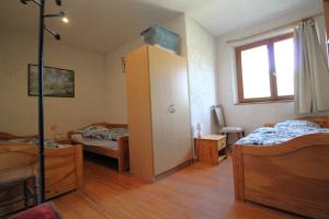Maisons de vacances Ecogite Saint-Prayel a Moyenmoutier, Gite de groupe avec piscine, sauna, jeux : photos des chambres