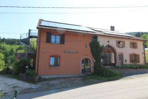 Ecogîte Saint-Prayel à Moyenmoutier, Gîte de groupe avec piscine, sauna, jeux