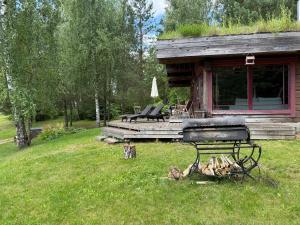 Namelis šalia vynuogyno