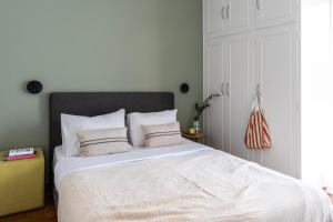 Spacious 3-Bedroom Getaway with Balcony in Glyfada