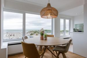 Huswell - Bright & Stylish Apartment Near Beach with Sea view