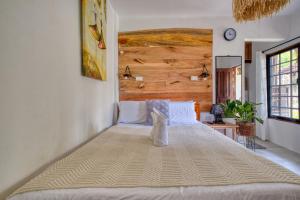 Central Cozy Bungalow 1 with AC and WIFI 5 min to Beach