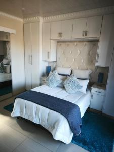 The Log Cabin Apartments Hotel