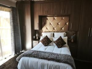 The Log Cabin Apartments Hotel