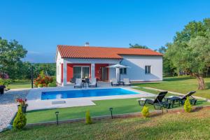 Villa Valpiana, a modern, luxurious, warm and romantic villa