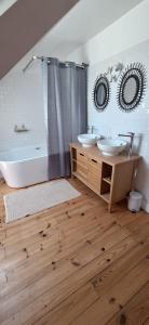 Maisons de vacances Grand gite familial 5 chambres a Ally, dans le Cantal a cote de Salers : photos des chambres