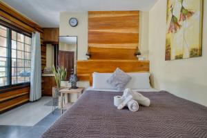 Central Cozy Bungalow 2 with AC and WIFI 5 min to Beach