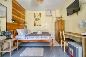 Central Cozy Bungalow 2 with AC and WIFI 5 min to Beach