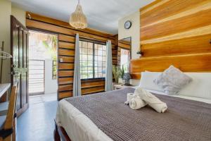 Central Cozy Bungalow 2 with AC and WIFI 5 min to Beach