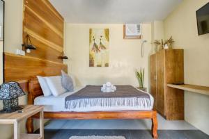 Central Cozy Bungalow 2 with AC and WIFI 5 min to Beach