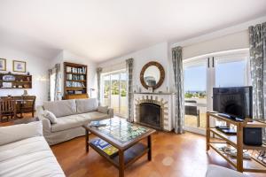 CoolHousesAlgarve Luz, 3 bed linked house, pool, superb panoramic sea view, Casa das Buganvílias