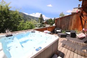 Chalets Chalet with Ski Slope Views, Jacuzzi & Cinema Room : photos des chambres