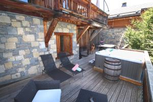 Chalet with Ski Slope Views, Jacuzzi & Cinema Room