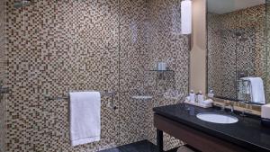 Contemporary, Oversized 1 Bedroom Luxe Ski-Inout Residence With Additional Den