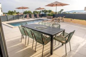 Moderne Villa in Brodarica mit Meerblick & Pool - bei Šibenik