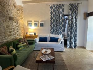 Villas Ancien Prieure renove - le jardin du cure - cour interieure - calme - 8 personnes : photos des chambres