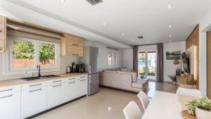 Seafront Villa Melachrinou