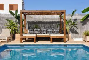 Villa in Playa den Bossa, 5 min SupermarketBBQ