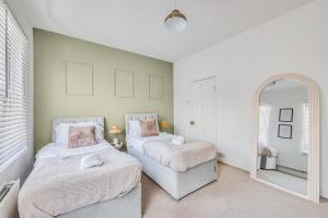 Lutterworth House - Prime Location - Free Parking, Pool Table, Fast WiFi and Smart TV by Yoko Property