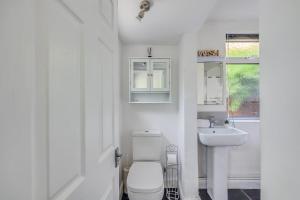 Lutterworth House - Prime Location - Free Parking, Pool Table, Fast WiFi and Smart TV by Yoko Property