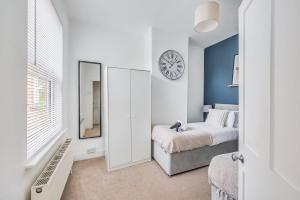 Lutterworth House - Prime Location - Free Parking, Pool Table, Fast WiFi and Smart TV by Yoko Property