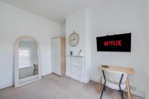 Lutterworth House - Prime Location - Free Parking, Pool Table, Fast WiFi and Smart TV by Yoko Property