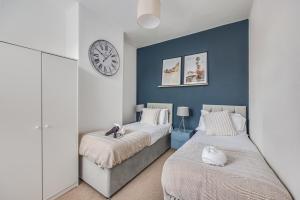 Lutterworth House - Prime Location - Free Parking, Pool Table, Fast WiFi and Smart TV by Yoko Property