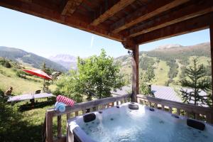 Chalets Charming Chalet w/ Mountain & Slope Views, Jacuzzi : photos des chambres