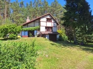 Dom w lesie nad jeziorem Kaszuby