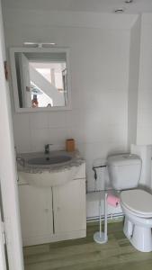 "Les barbiots" Jolie dépendance proche plages