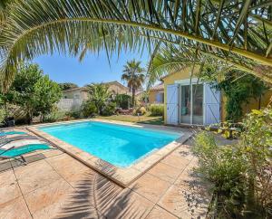 Maison spacieuse, piscine parking privé & jardin