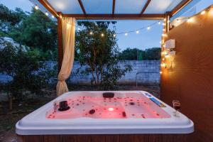 White Lotus Villa by StayJadeGardenJacuzziPond