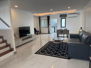 Enjoy The Happy Villa-Three Bedroom