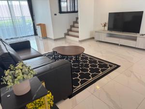 Enjoy The Happy Villa-Three Bedroom - 4hvězdičkové hotely ve městě Nong Prue